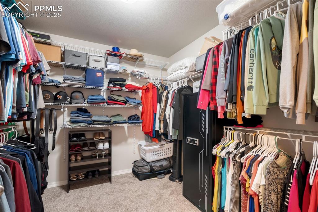 Image 31 of 50: Closet