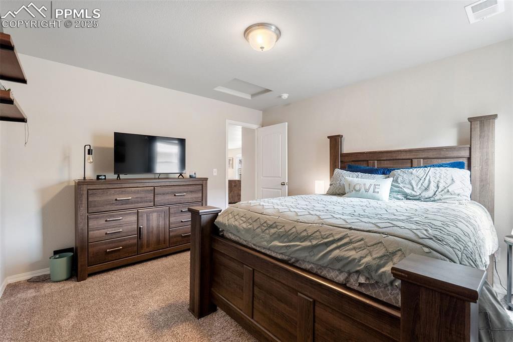 Image 37 of 50: Bedroom