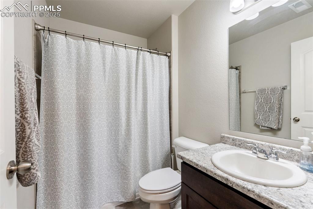 Image 38 of 50: Bathroom