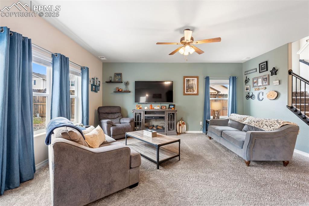 Image 8 of 50: Living Room