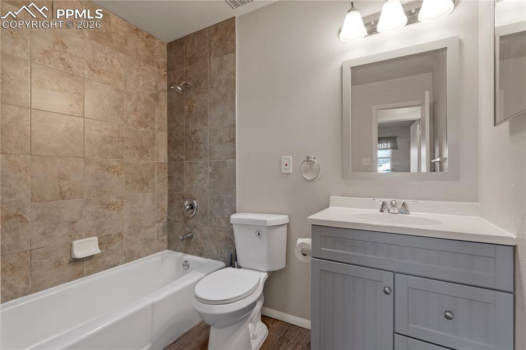 Image 13 of 32: Bathroom