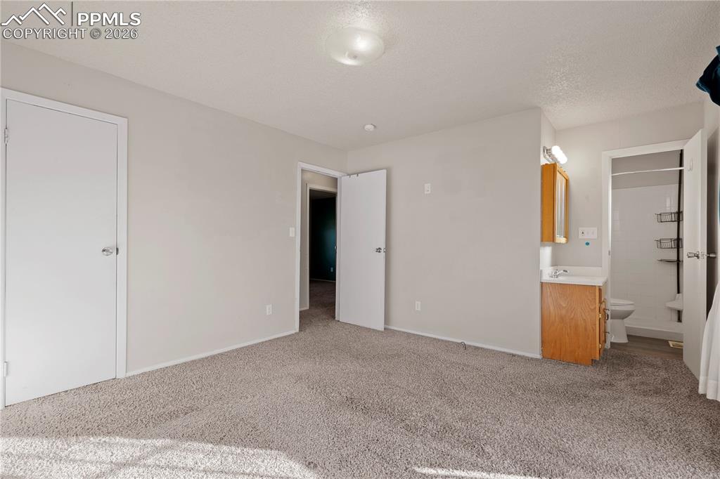 Image 15 of 32: Bedroom