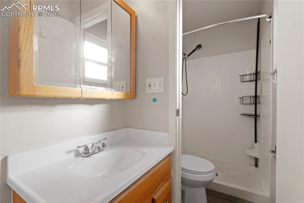 Image 16 of 32: Bathroom