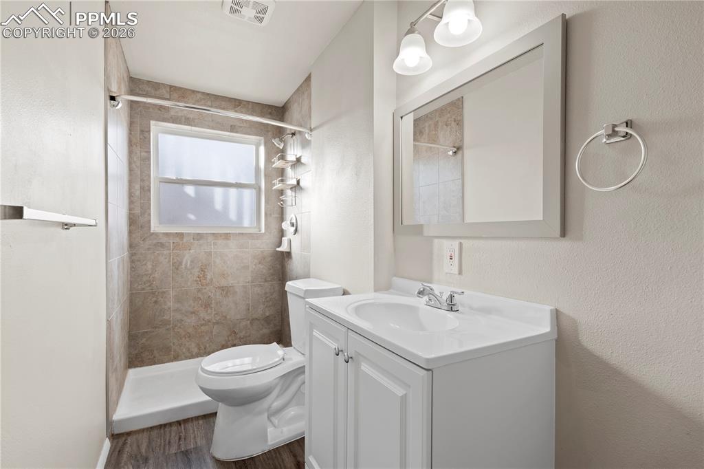 Image 21 of 32: Bathroom