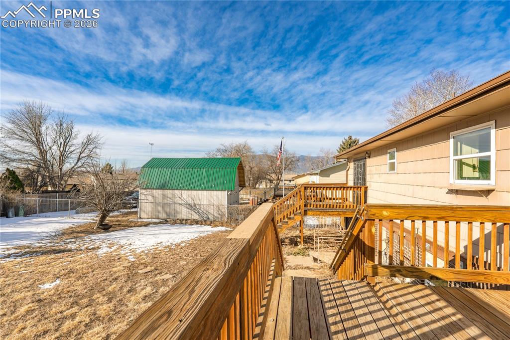 Image 28 of 32: Deck