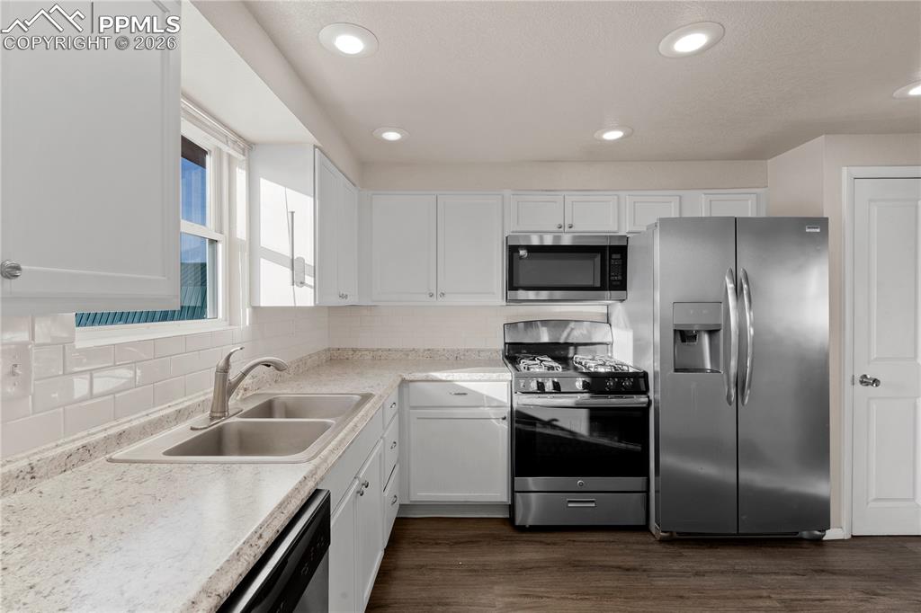 Image 8 of 32: Kitchen