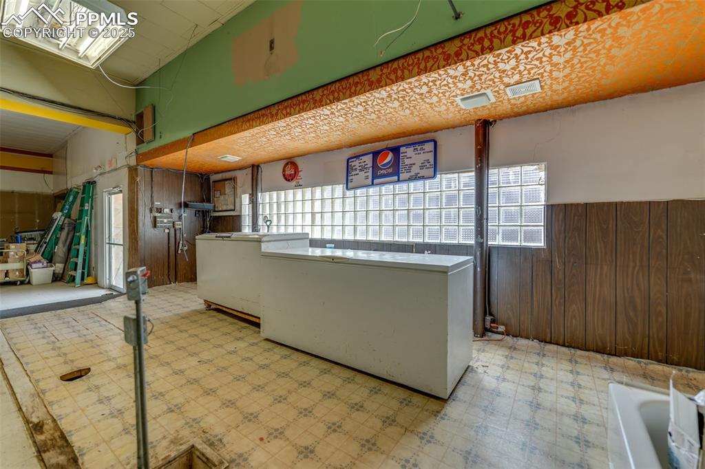 Image 17 of 21: Kitchen