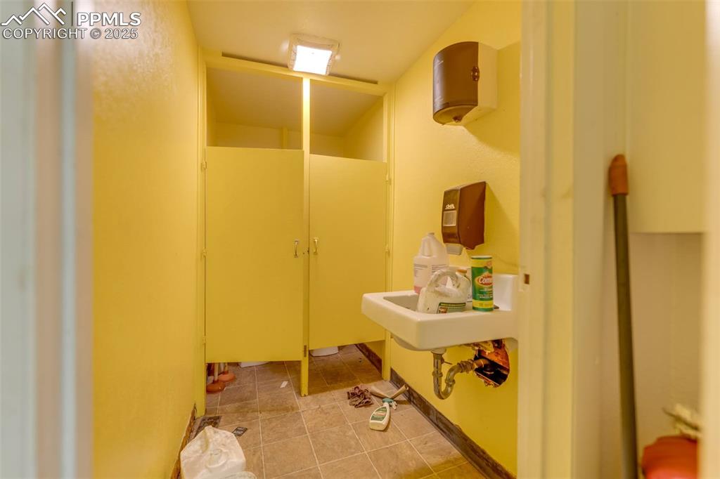 Image 19 of 21: Bathroom