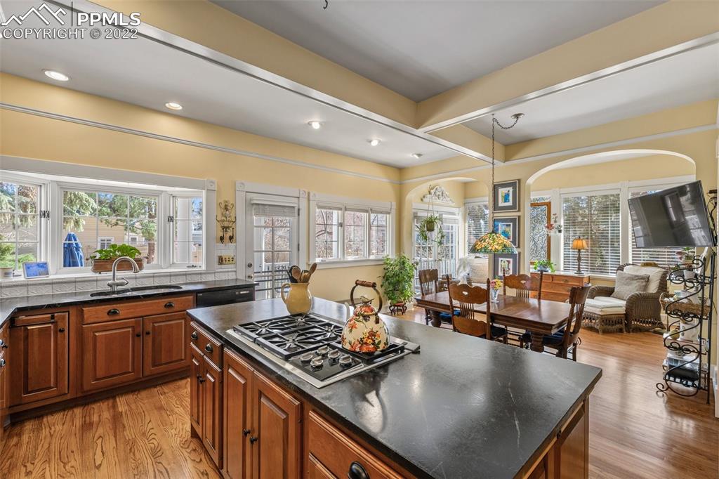 Listing 2240570, Image 11 of 43