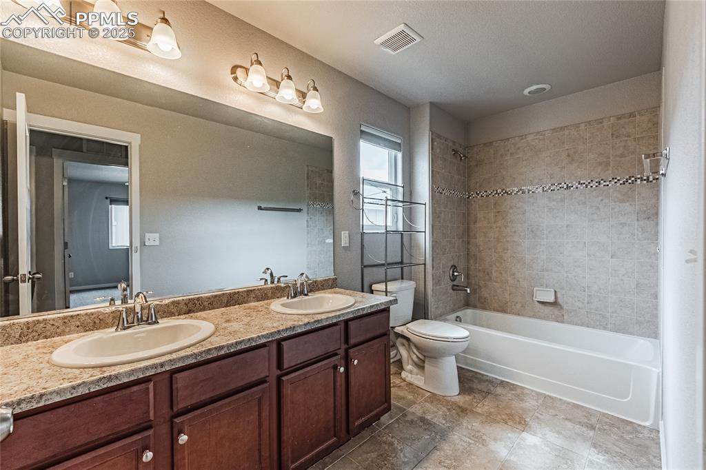 Image 25 of 41: Bathroom