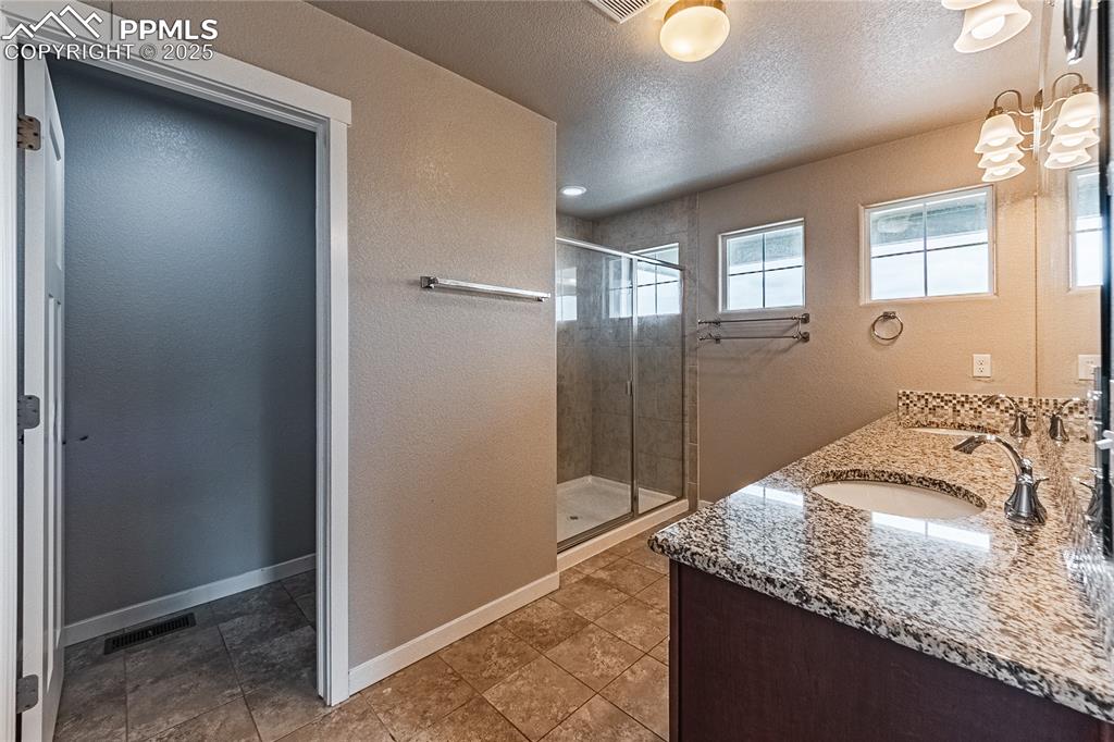 Image 35 of 41: Bathroom