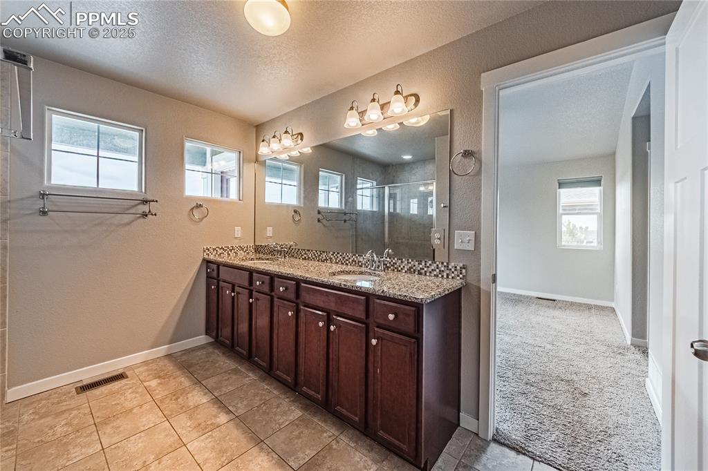 Image 36 of 41: Bathroom