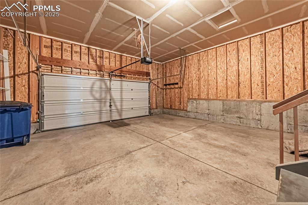 Image 40 of 41: Garage