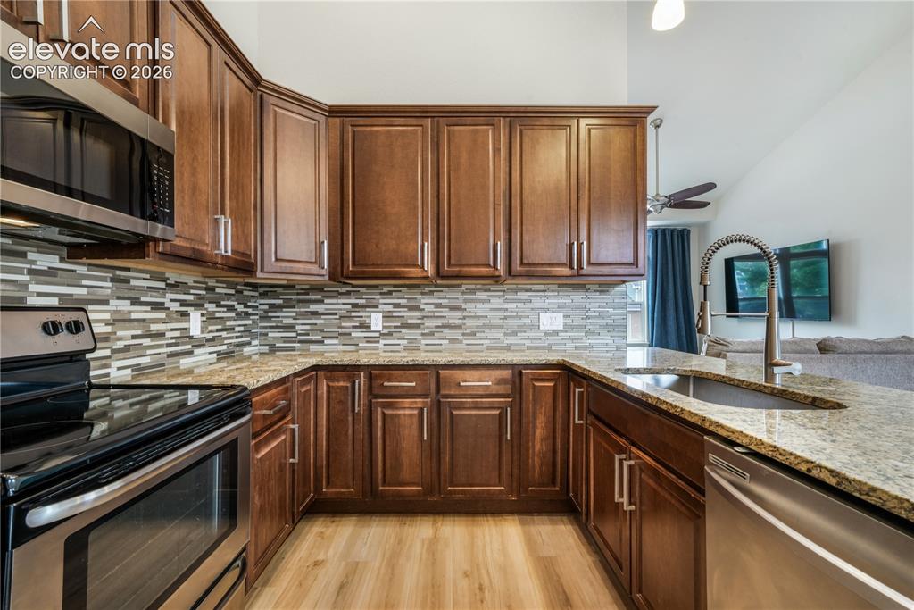 Image 11 of 50: Abundance of Cabinets