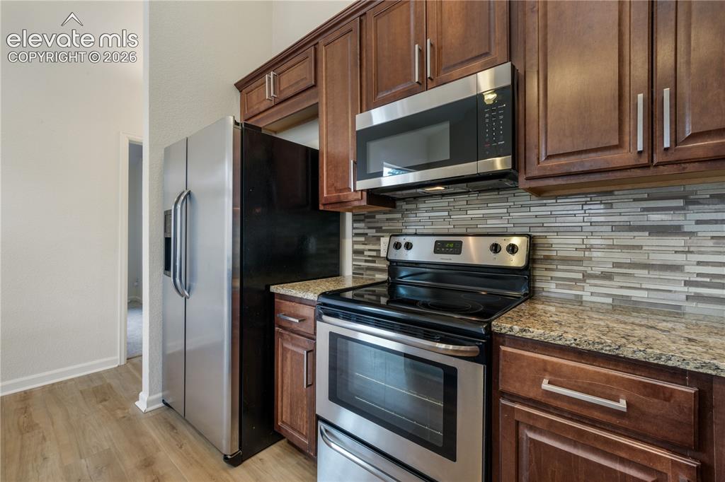 Image 12 of 50: Stylish Backsplash