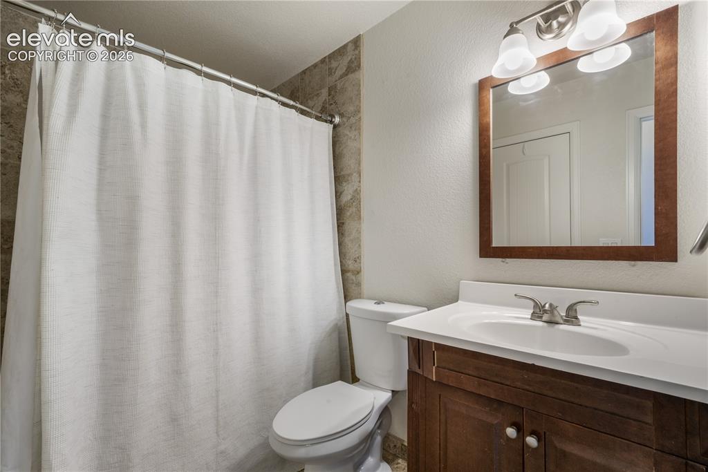 Image 20 of 50: Large Soaking Tub/Shower Combo