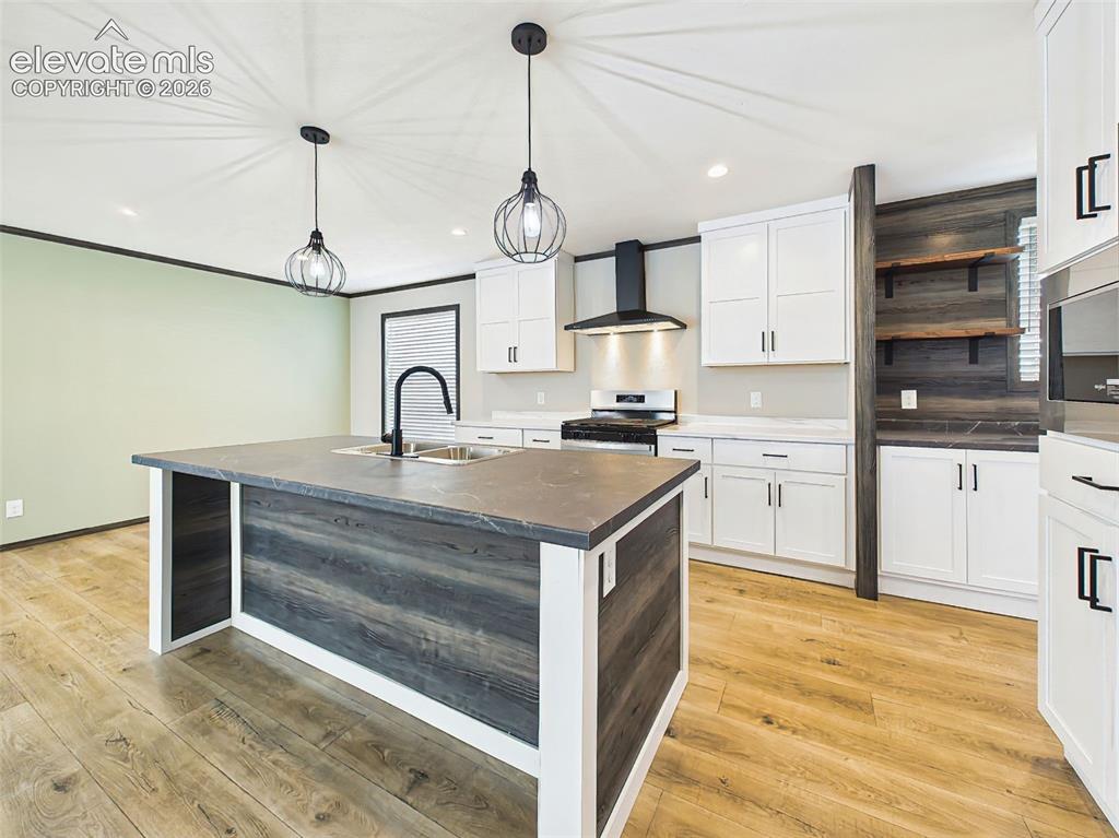 Image 18 of 50: Kitchen – Expansive island