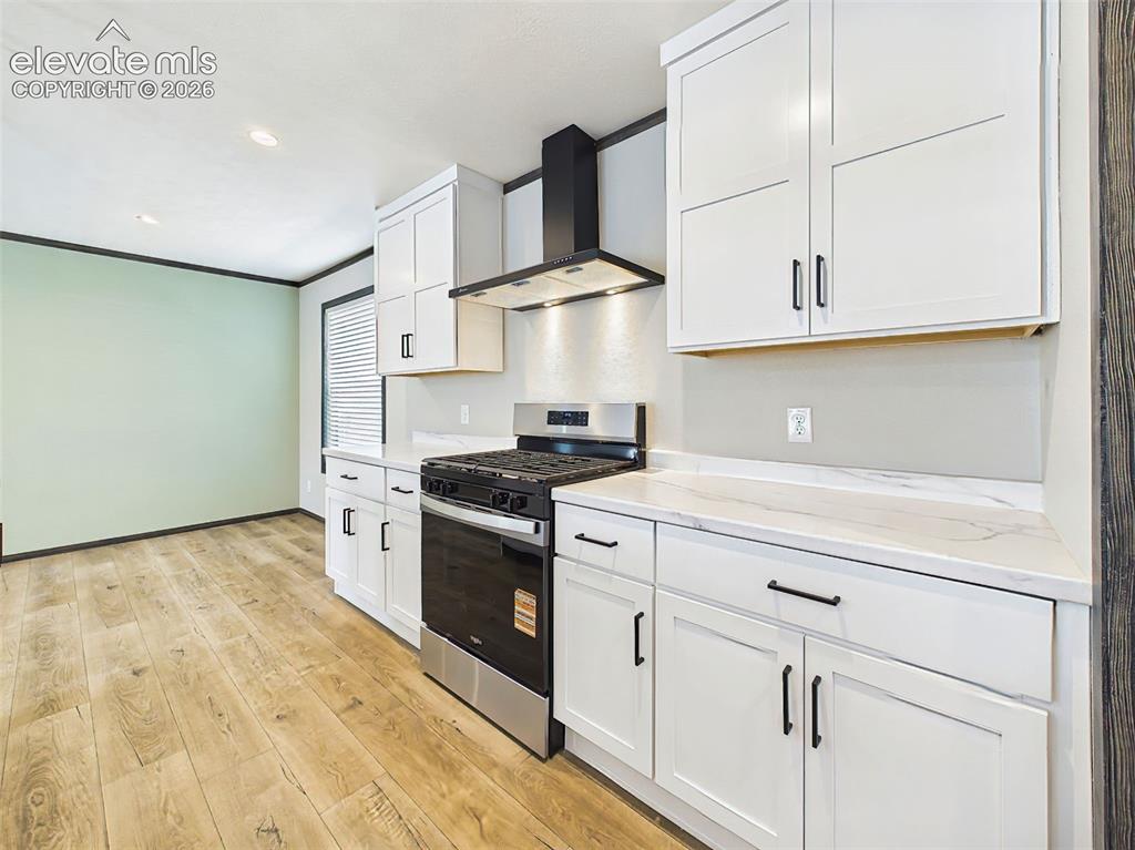 Image 20 of 50: Kitchen – Clean, functional workspace with extensive counter space, modern 