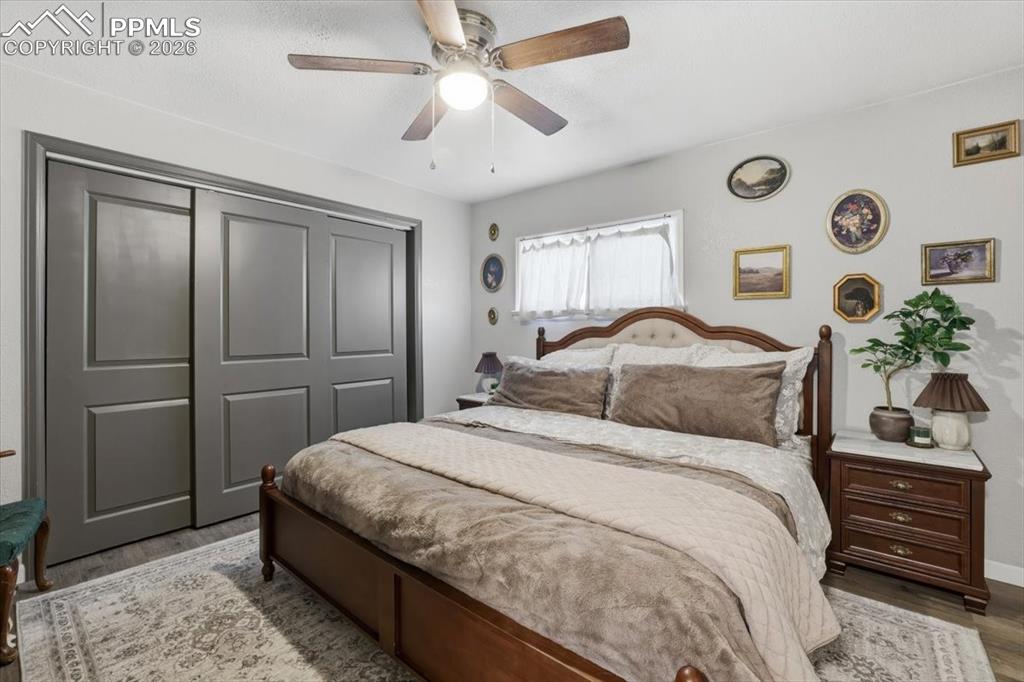 Image 10 of 40: Bedroom