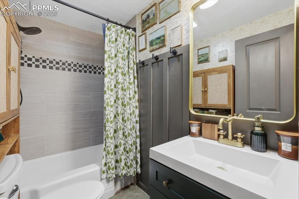 Image 13 of 40: Bathroom