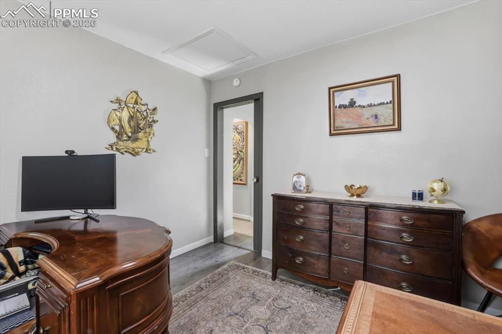 Image 16 of 40: Office