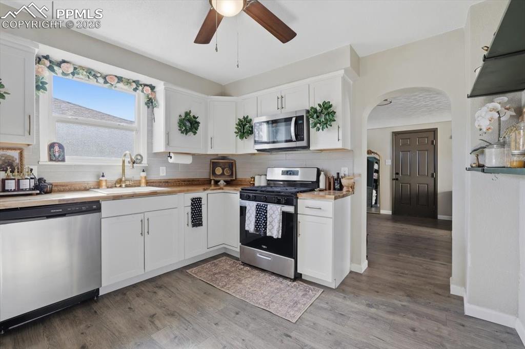 Image 17 of 40: Kitchen