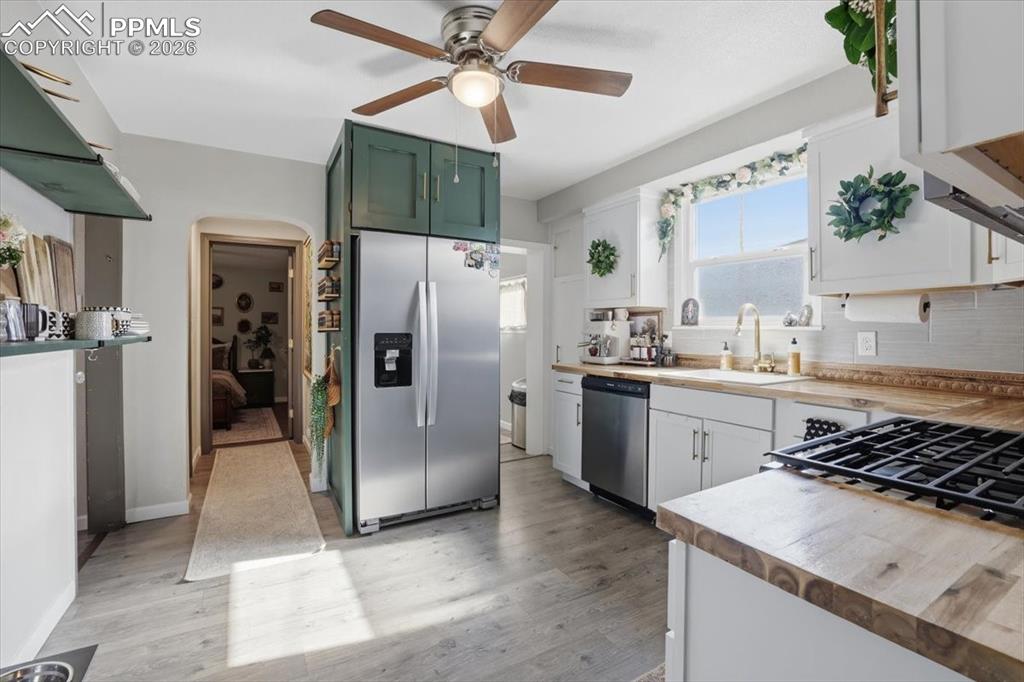 Image 18 of 40: Kitchen