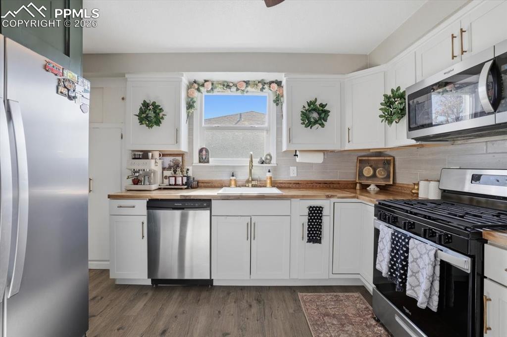 Image 19 of 40: Kitchen