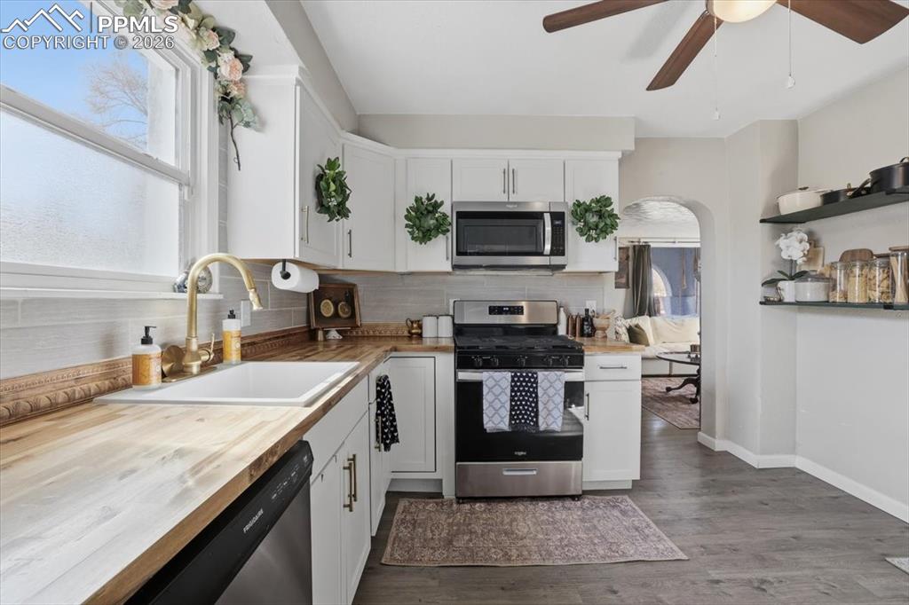 Image 21 of 40: Kitchen