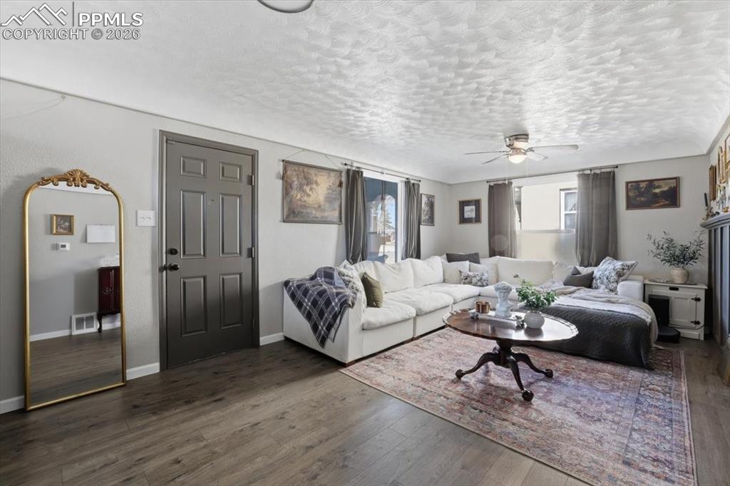 Image 22 of 40: Living Room