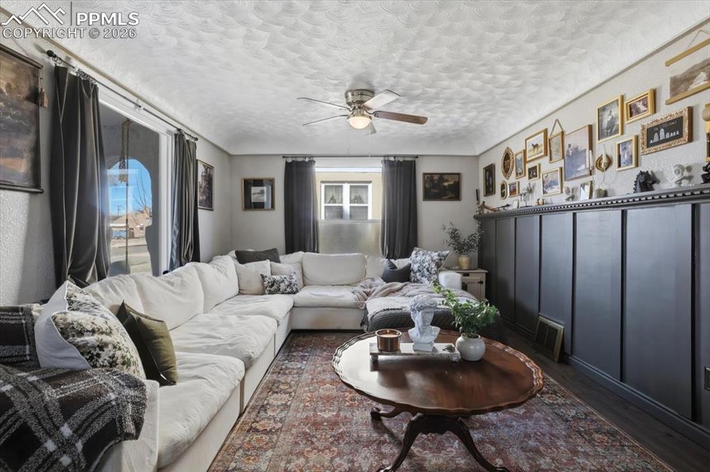 Image 24 of 40: Living Room