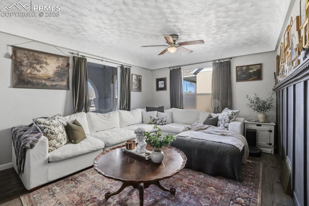 Image 25 of 40: Living Room