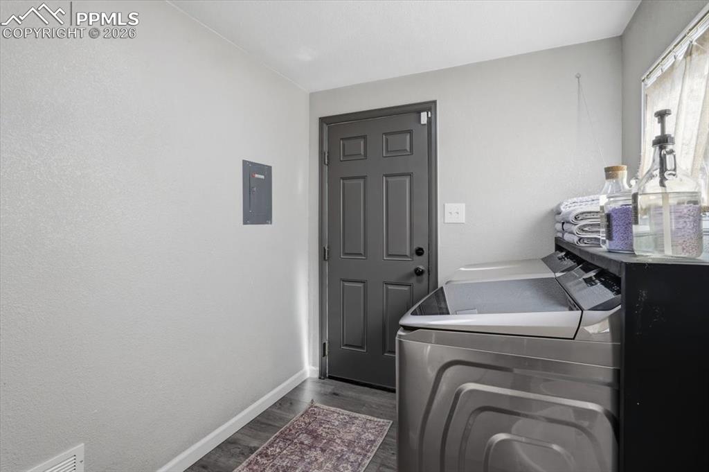 Image 28 of 40: Laundry