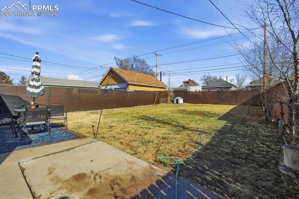 Image 34 of 40: Yard