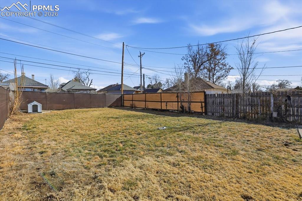 Image 35 of 40: Yard