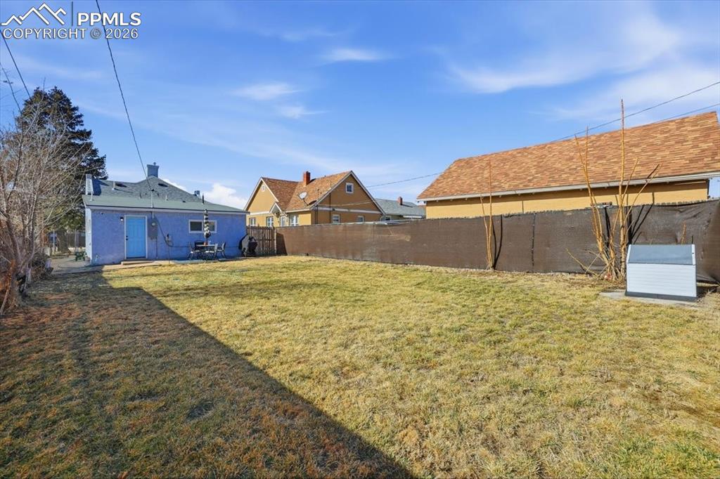 Image 37 of 40: Yard