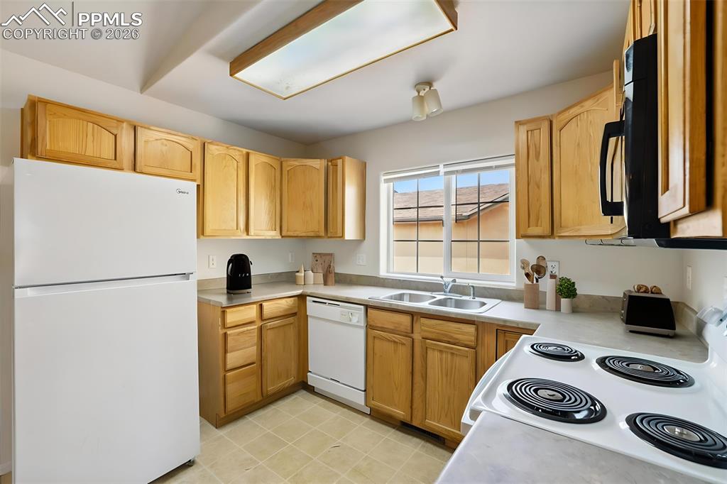 Image 16 of 50: Kitchen