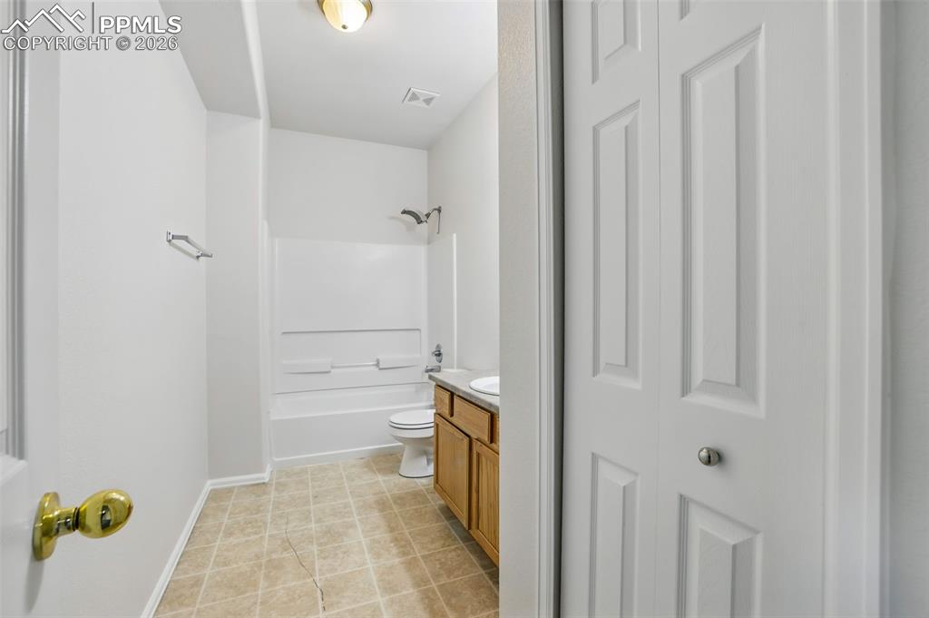 Image 41 of 50: Bathroom