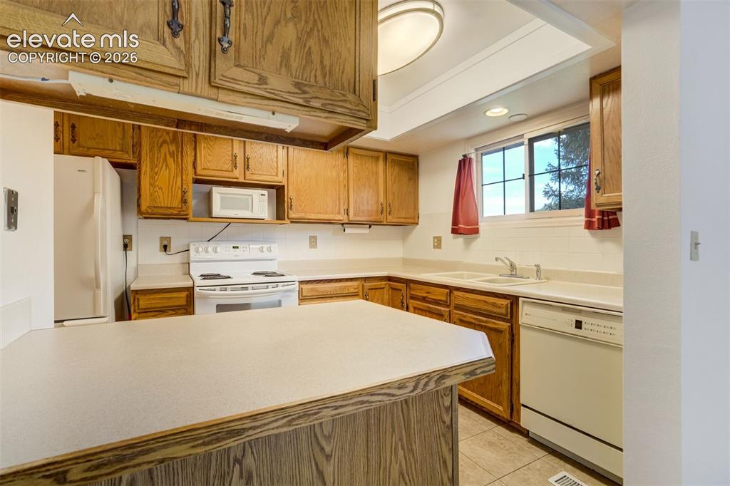 Image 16 of 43: Kitchen
