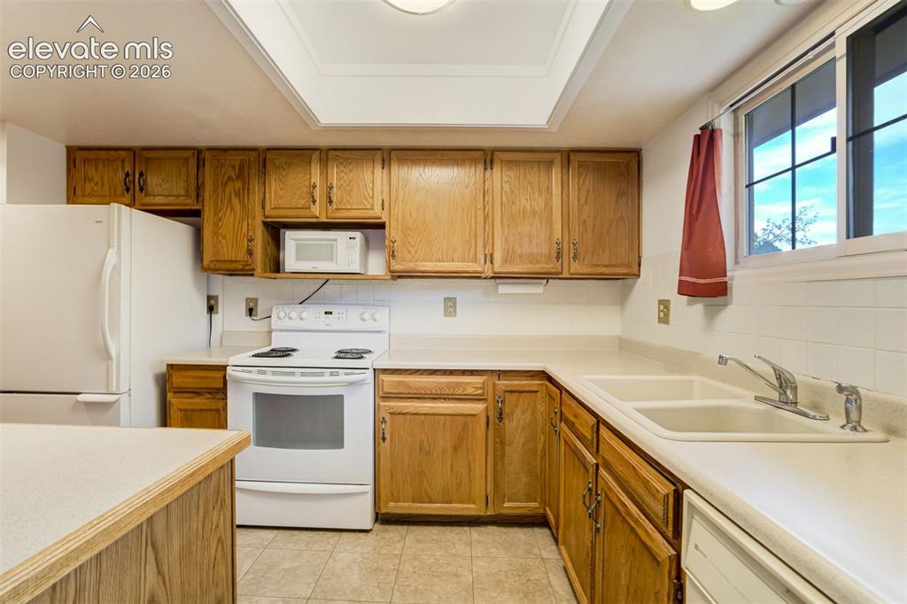 Image 17 of 43: Kitchen