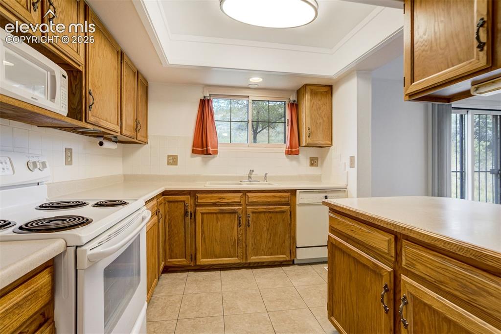 Image 18 of 43: Kitchen