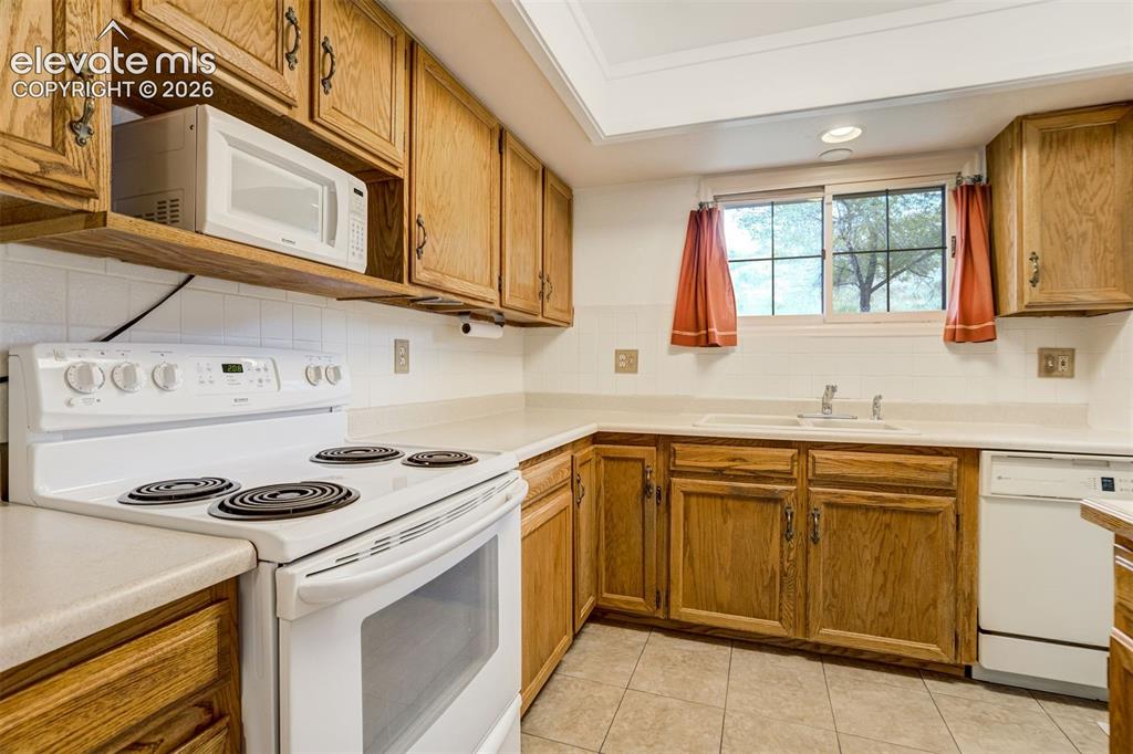 Image 19 of 43: Kitchen