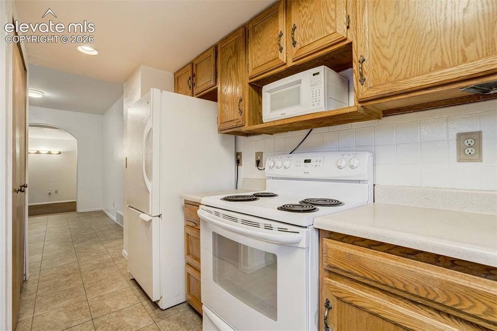 Image 21 of 43: Kitchen