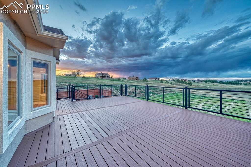Image 7 of 50: Deck