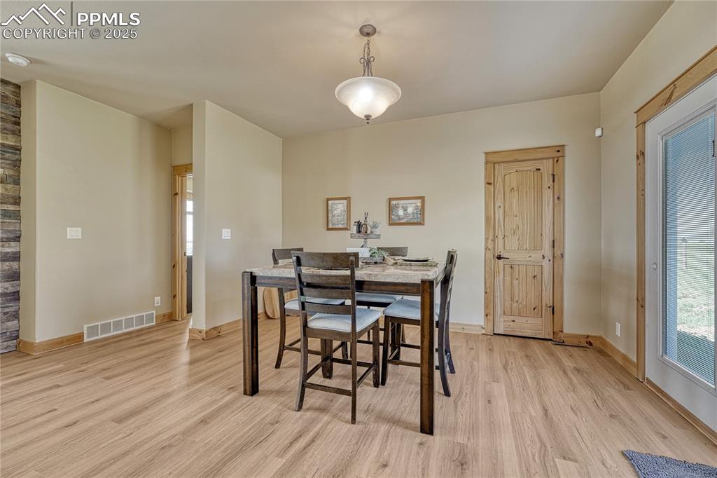 Image 14 of 48: Dining Area