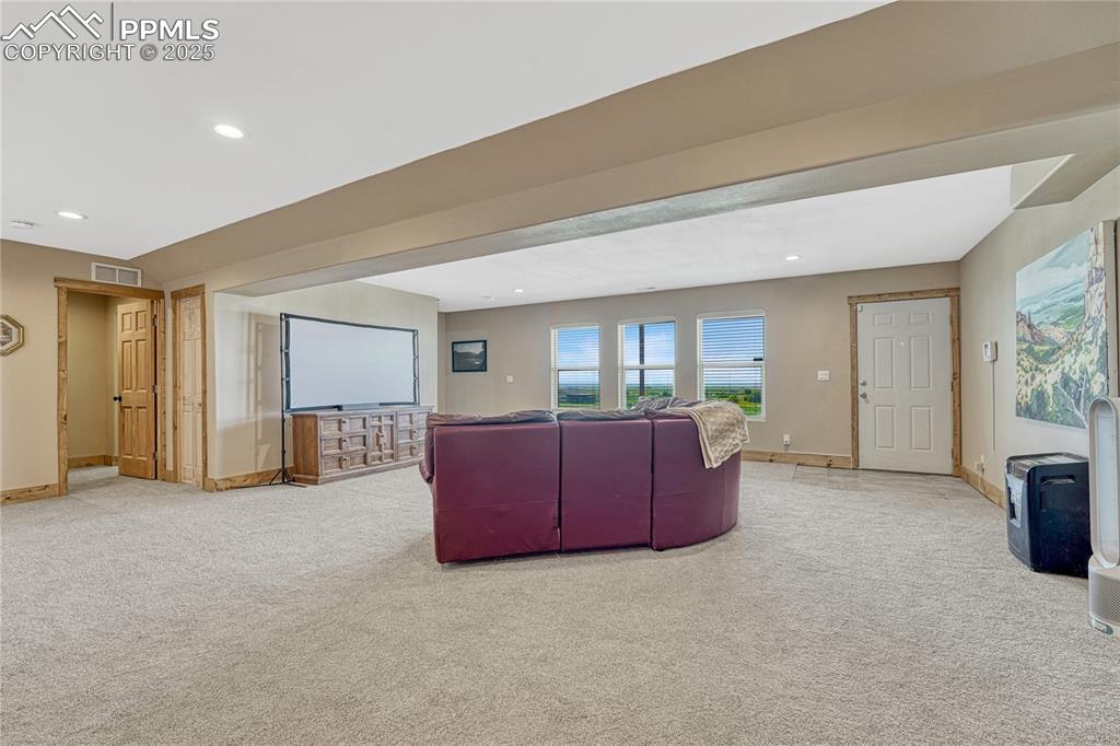Image 29 of 48: Family Room