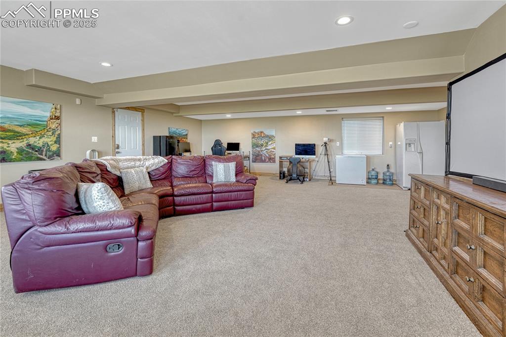 Image 32 of 48: Family Room