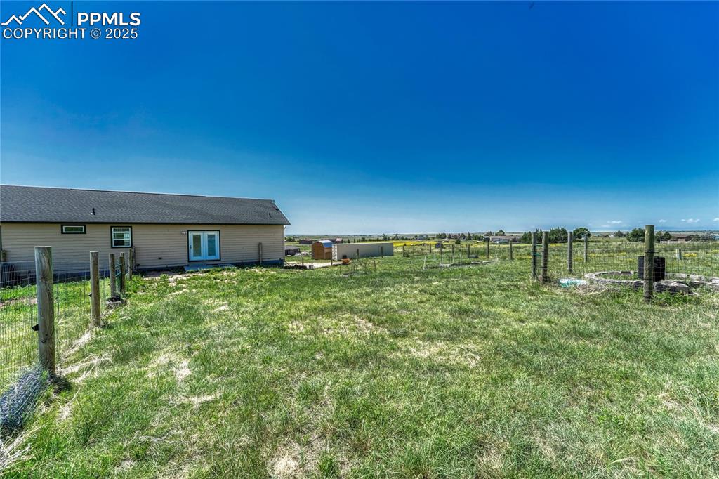 Image 41 of 48: Yard