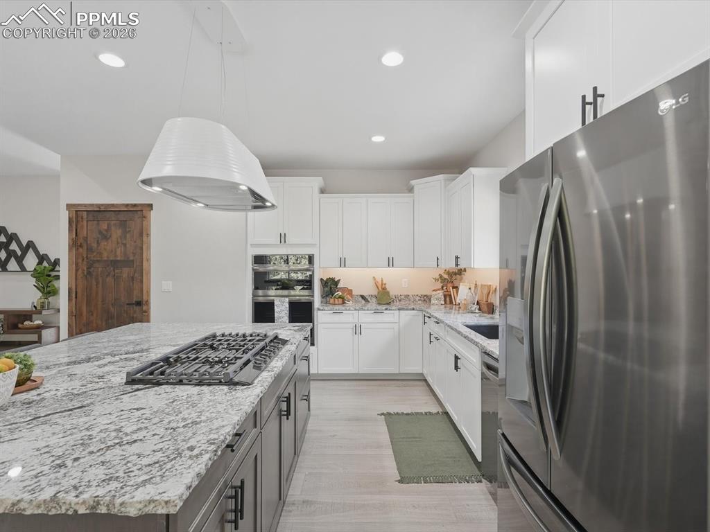 Image 10 of 50: Kitchen