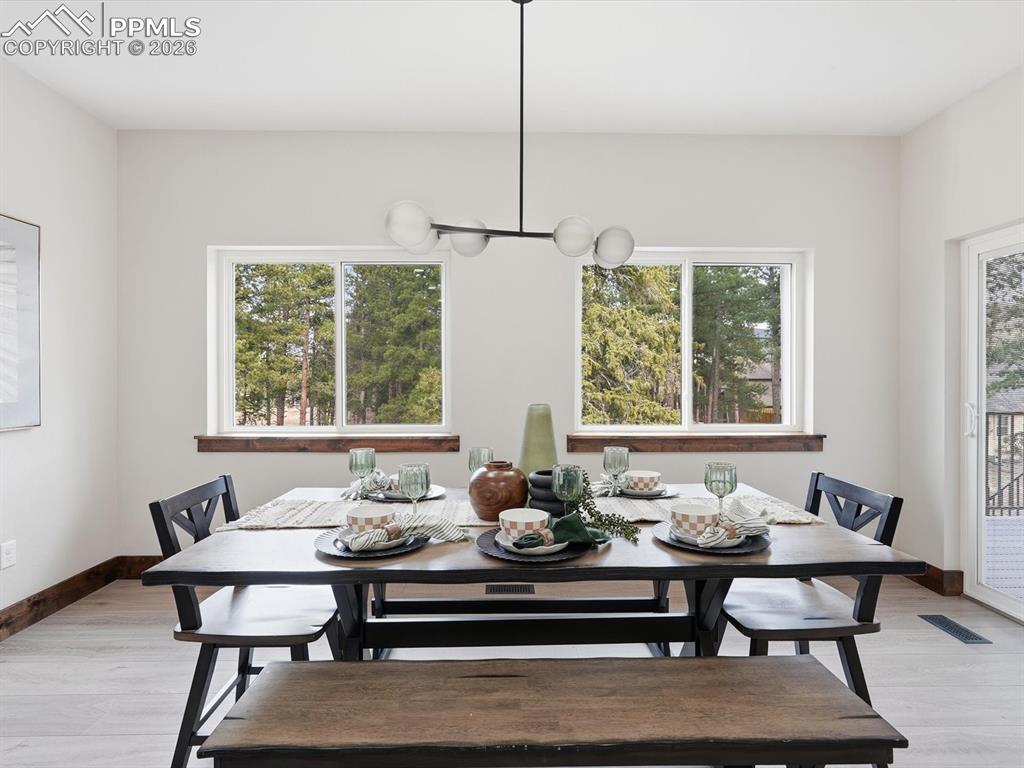 Image 13 of 50: Dining Area